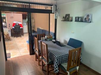 Se vende espaciosa casa con uso de suelo mixto en Curridabat de San José 23-647