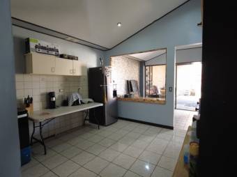 Se vende moderna y espaciosa casa con  patio en Santa Ana de San José 23-2732