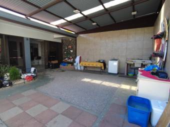 Se vende moderna y espaciosa casa con  patio en Santa 