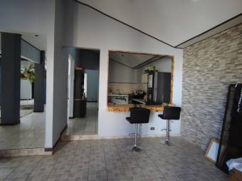 Se vende moderna y espaciosa casa con  patio en Santa Ana de San José 23-2732