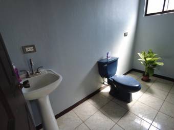 Se vende moderna y espaciosa casa con  patio en Santa Ana de San José 23-2732