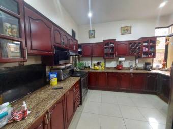 Se vende espaciosa casa con patio y terraza en freses de Granadilla 24-1364