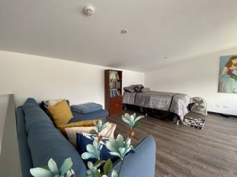 Se vende moderno y espacioso apartamento en condominio de Santa Ana 24-326