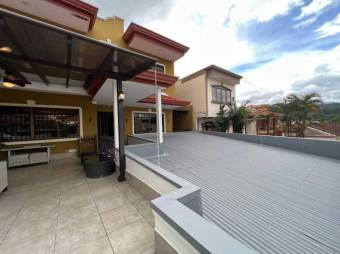 Se vende moderna casa de 2 plantas con patio y terraza en Sánchez de Curridabat 24-536 