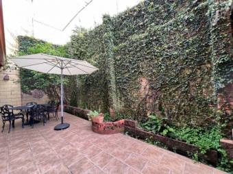 Se vende moderna casa de 2 plantas con patio y terraza en Sánchez de Curridabat 24-536 