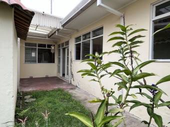Se vende espaciosa casa de 2 plantas con patio en Carmen de San José 24-465