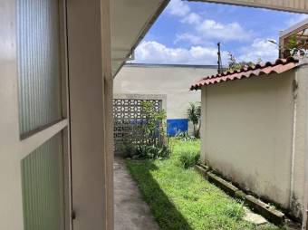Se vende espaciosa casa de 2 plantas con patio en Carmen de San José 24-465