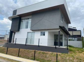 Se vende moderna y espaciosa casa en condominio de Brasil en Santa Ana 24-1577