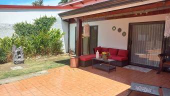 Se vende espaciosa casa con patio y terraza en condominio de San Vicente en Moravia 24-454