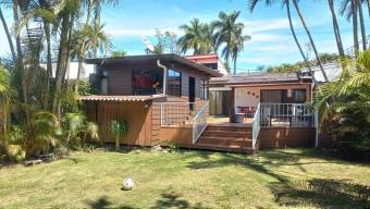 Se vende espaciosa casa con patio y terraza en condominio de San Vicente en Moravia 24-454