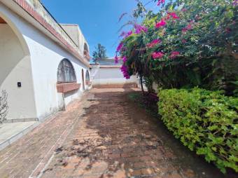 Se vende espaciosa casa con amplio terreno en San Vicente de Moravia 23-3082