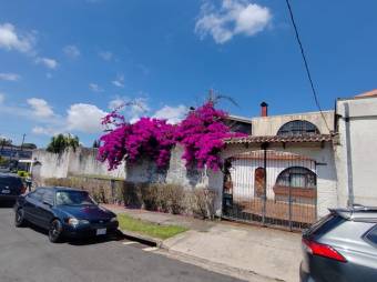 Se vende espaciosa casa para inversión en San Vicente de Moravia 23-3082