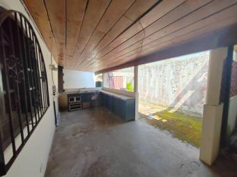 Se vende espaciosa casa con amplio terreno en San Vicente de Moravia 23-3082