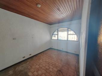 Se vende espaciosa casa con amplio terreno en San Vicente de Moravia 23-3082