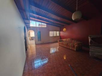 Se vende espaciosa casa para inversión en San Vicente de Moravia 23-3082