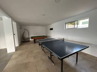 Se vende moderna casa con patio en condominio de Piedades en Santa Ana 24-1446