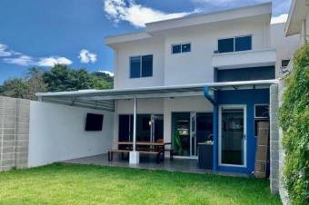 Se vende moderna casa con patio en condominio de Piedades en Santa Ana 24-1446