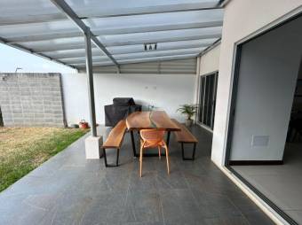 Se vende moderna casa con patio en condominio de Piedades en Santa Ana 24-1446