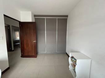 Se vende moderna casa con patio en condominio de Piedades en Santa Ana 24-1446