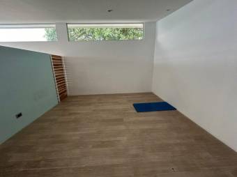 Se vende moderna casa con patio en condominio de Piedades en Santa Ana 24-1446