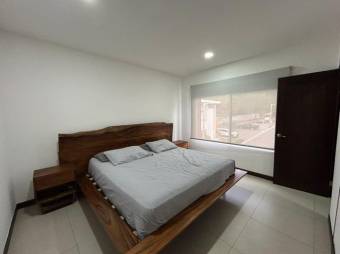 Se vende moderna casa con patio en condominio de Piedades en Santa Ana 24-1446