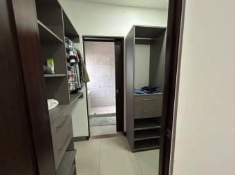 Se vende moderna casa con patio en condominio de Piedades en Santa Ana 24-1446