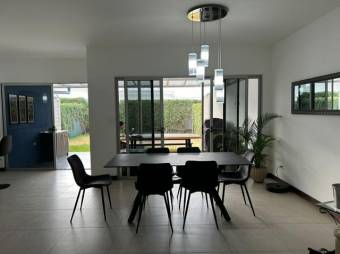 Se vende moderna casa con patio en condominio de Piedades en Santa Ana 24-1446