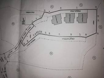 Se vende amplia propiedad con 3 casa en Brasil de Santa Ana 22-1430