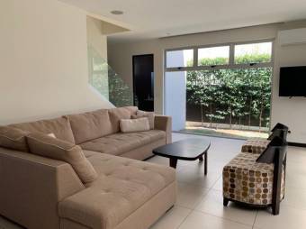 Se vende moderna casa con patio y terraza en condominio de Pozos en 