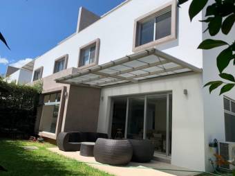 Se vende moderna casa con patio y terraza en condominio de Pozos en Santa Ana 24-406