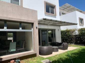 Se vende moderna casa con patio y terraza en condominio de Pozos en 