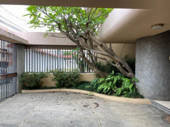 Se vende espaciosa casa con finos acabados y jardín interno en Rohrmoser 23-2262