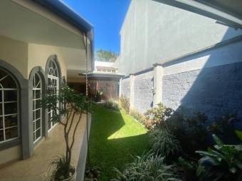 Se vende moderna casa con patio en exclusiva zona de Rohrmoser 24-1015