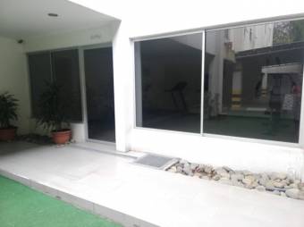 Se vende moderna casa para inversión en condominio de Uruca en San José 24-1158