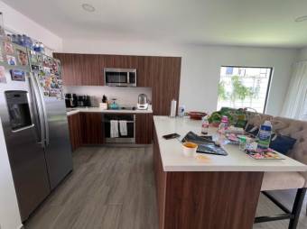 Se vende moderna y espaciosa casa en condominio de Pozos en Santa Ana 24-554