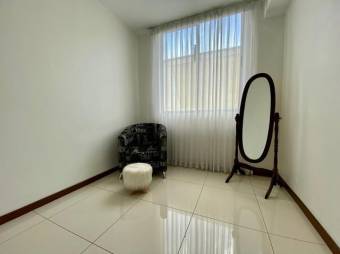 Se vende moderno y espacioso apartamento en condominio de Hatillo en San José 23-3429