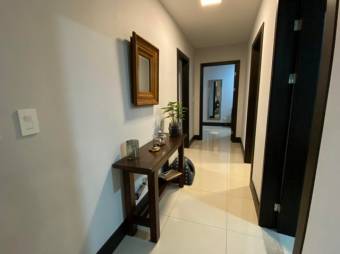 Se vende moderno y espacioso apartamento en condominio de Brasil en Santa Ana 24-899