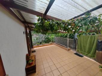 Se vende espaciosa casa con patio y terraza en Sánchez de Curridabat 24-1326