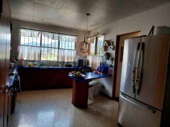 Se vende espaciosa casa con patio y terraza en Mata Redonda de San José 24-1275