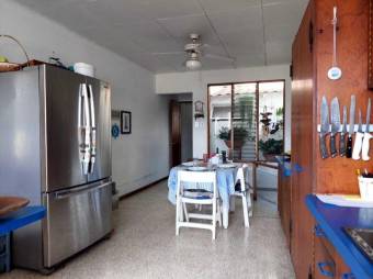 Se vende espaciosa casa con patio y terraza en Mata Redonda de San José 24-1275