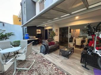 Se vende moderna casa con patio y terraza en condominio de Piedades en Santa Ana 24-1379