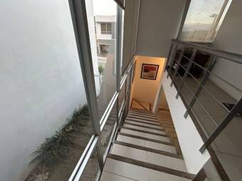 Se vende moderna casa con patio y terraza en condominio de Piedades en Santa Ana 24-1379