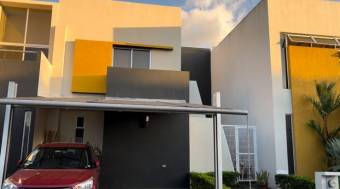 Se vende moderna casa con patio y terraza en condominio de Piedades en Santa Ana 24-1379