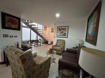 Se vende moderna casa con patio y terraza en condominio de Piedades en Santa Ana 24-1379