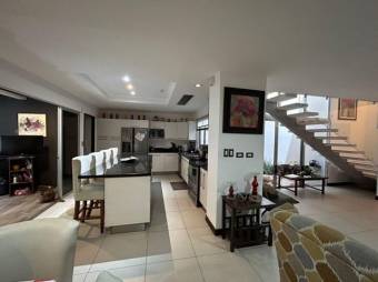 Se vende moderna casa con patio y terraza en condominio de Piedades en Santa Ana 24-1379