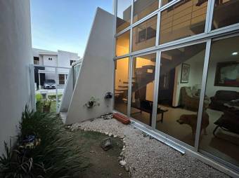 Se vende moderna casa con patio y terraza en condominio de Piedades en Santa Ana 24-1379