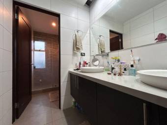 Se vende moderna casa con patio y terraza en condominio de Piedades en Santa Ana 24-1379