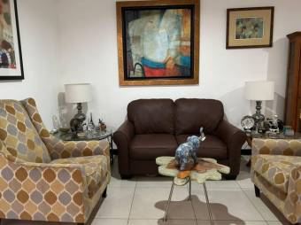 Se vende moderna casa con patio y terraza en condominio de Piedades en Santa Ana 24-1379