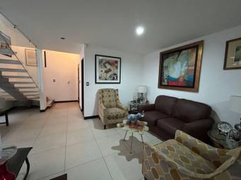 Se vende moderna casa con patio y terraza en condominio de Piedades en Santa Ana 24-1379