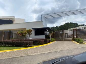 Se vende moderna y espaciosa casa en condominio de Santa Ana en San José 24-652